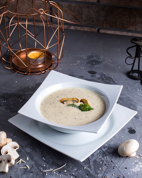 Sopa de champiñones sobre la mesa