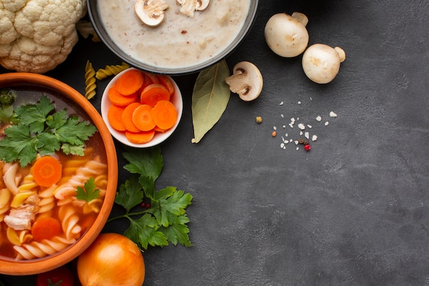 Foto gratuita sopa de champiñones y sopa de verduras con fusilli y espacio de copia