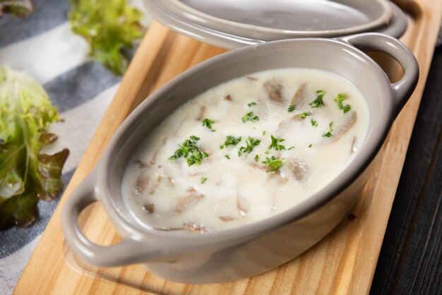 Sopa de champiñones con vegetales verdes