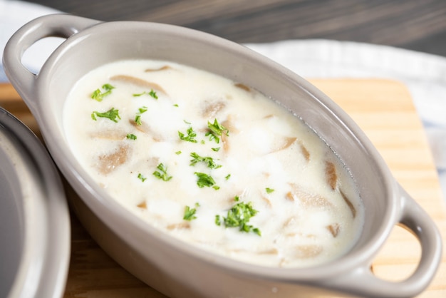 Sopa de champiñones con vegetales verdes