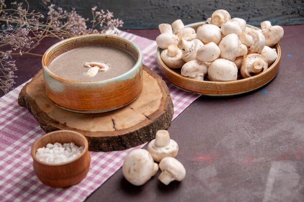 Sopa de champiñones vista frontal con champiñones frescos en el espacio oscuro