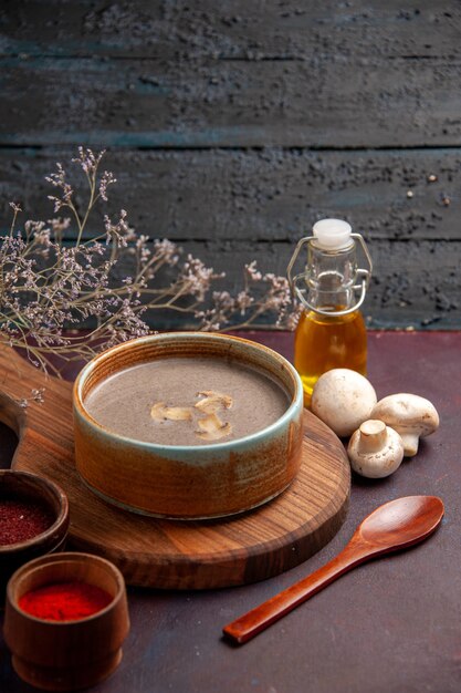 Sopa de champiñones vista frontal con diferentes condimentos en el espacio oscuro