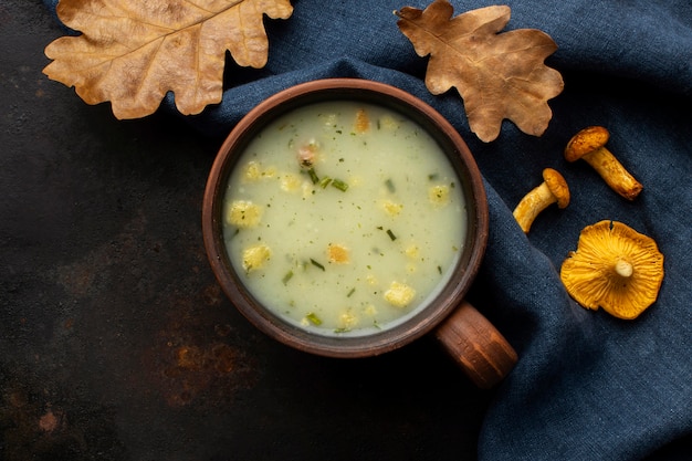 Foto gratuita sopa de champiñones vista superior