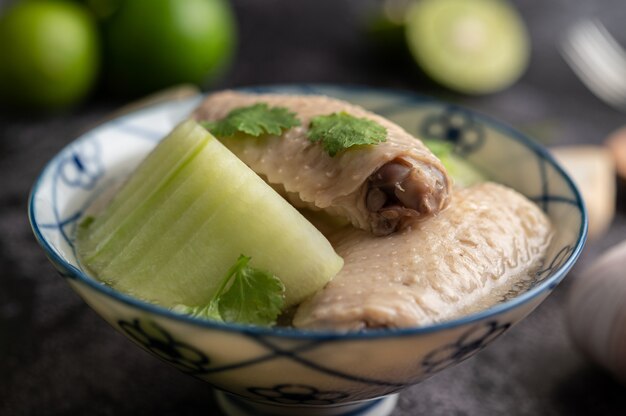 Sopa Clara de Pollo con Hatch verde Con ajo, limón, cebolla, cebolla morada, champiñones y albahaca