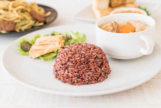 Sopa de col rellena con arroz de baya y tofu