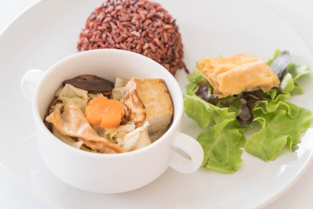 Sopa de col rellena con arroz de baya y tofu