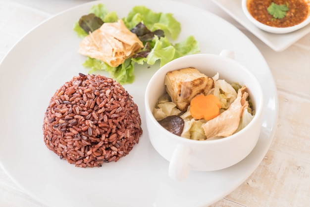 Sopa de col rellena con arroz de baya y tofu