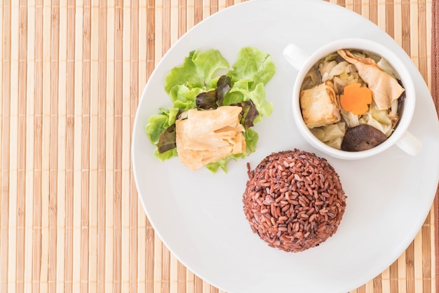 Sopa de col rellena con arroz de baya y tofu