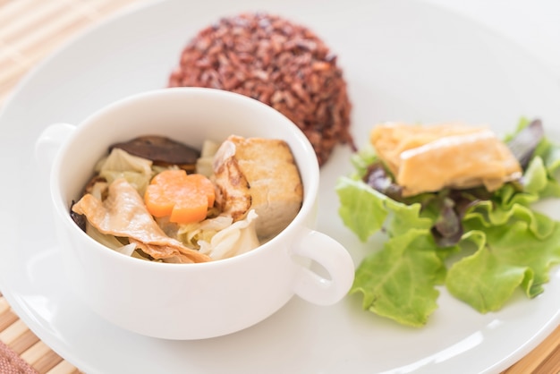 Sopa de col rellena con arroz de baya y tofu