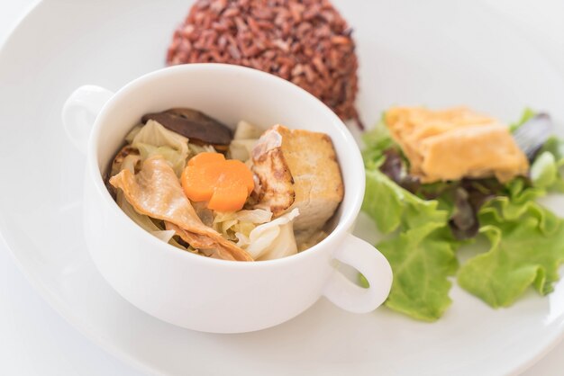 Sopa de col rellena con arroz de baya y tofu