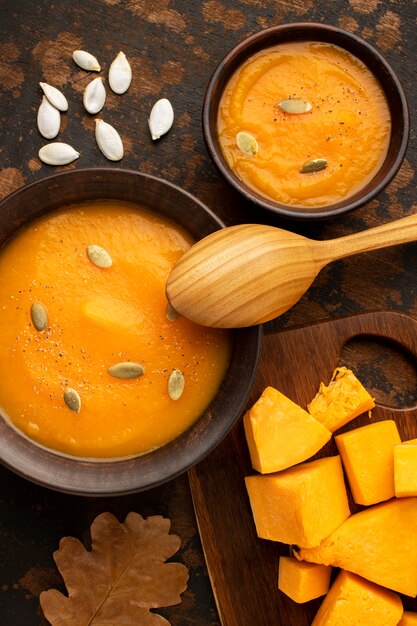 Sopa de comida de otoño y trozos de calabaza