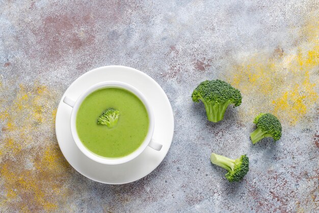 Sopa de crema de brócoli casera verde deliciosa.