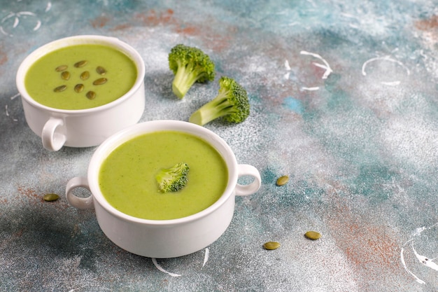Sopa de crema de brócoli casera verde deliciosa.