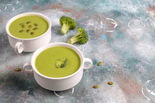 Sopa de crema de brócoli casera verde deliciosa.