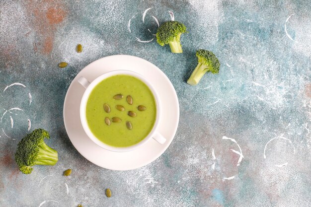 Sopa de crema de brócoli casera verde deliciosa.