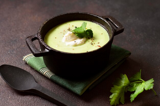 Sopa de crema de brócoli comida de invierno