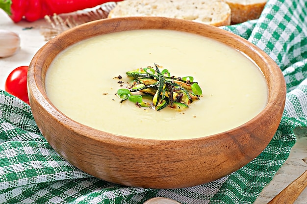 Sopa crema de calabacín con ajo y chile