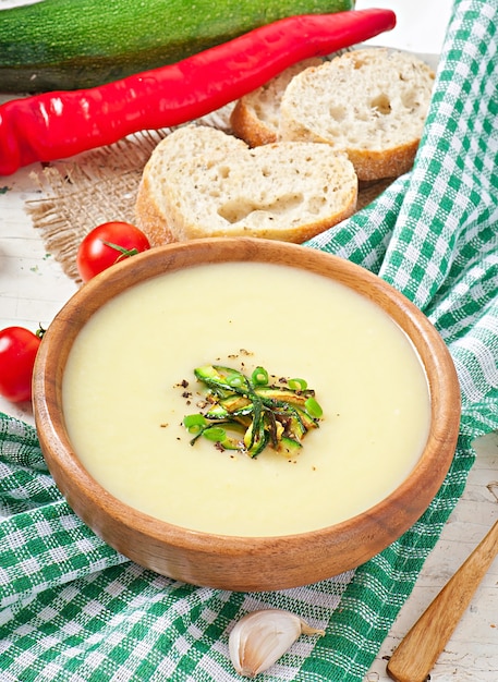 Sopa crema de calabacín con ajo y chile