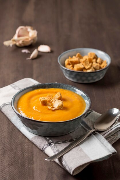 Sopa de crema de calabaza deliciosa de alto ángulo