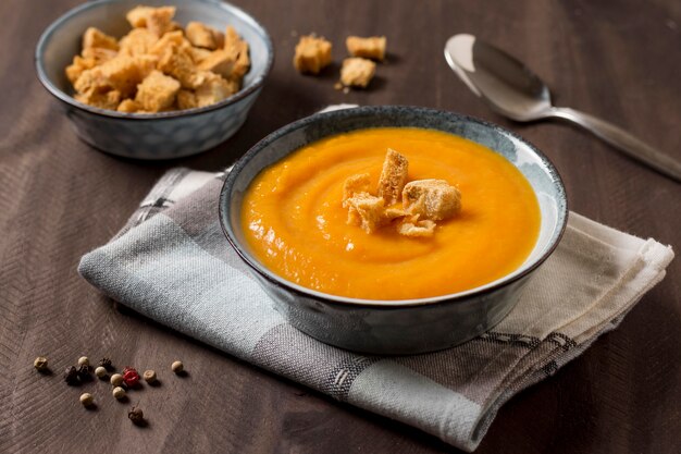 Sopa de crema de calabaza sabrosa de alto ángulo