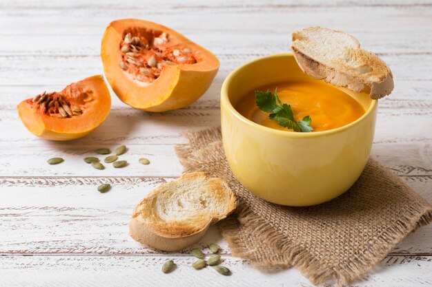 Sopa de crema de calabaza sabrosa de alto ángulo