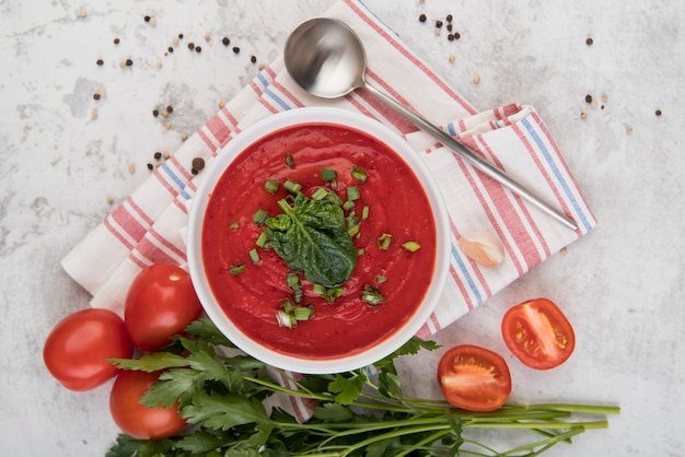 Sopa de crema casera con mitades de tomate