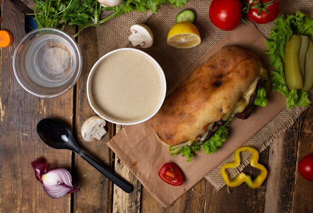 Sopa crema de champiñones con sándwich hommede baguette para llevar imagr