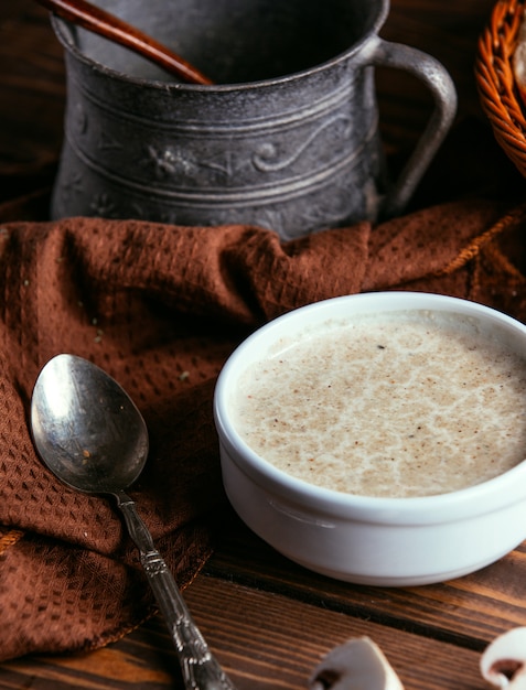 Sopa crema de champiñones sobre la mesa