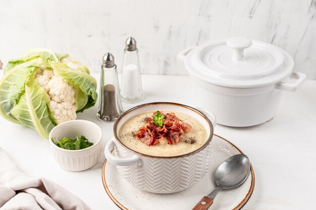 Sopa de crema de coliflor y frijoles blancos con tocino frito