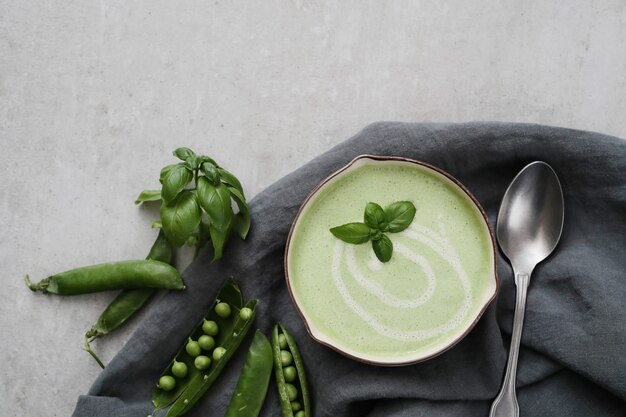 Sopa de crema de judías verdes en un tazón