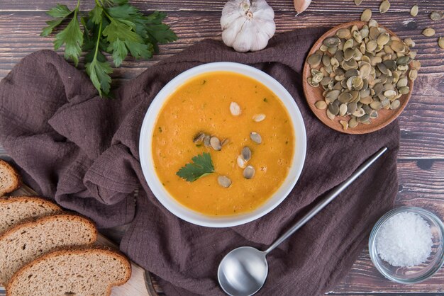 Sopa crema plana con rebanadas de pan