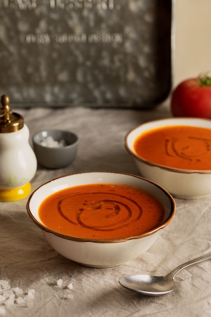 Sopa de crema de tomate deliciosa de alto ángulo