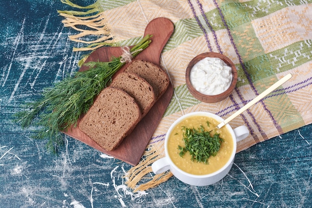 Sopa de crema con yogur y pan, vista superior.