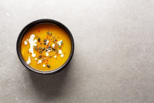 Sopa cremosa de calabaza servida en un tazón