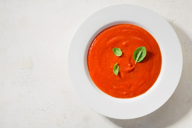 Sopa cremosa de tomate servida en un tazón