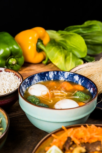 Sopa deliciosa de pescado fresco con verduras