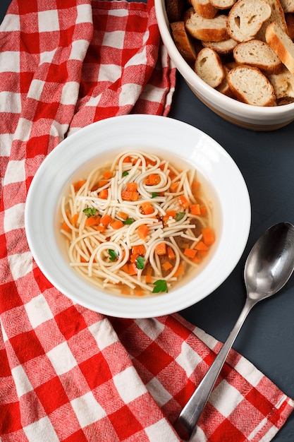 Foto gratuita sopa dietética con zanahoria, verduras y macarrones