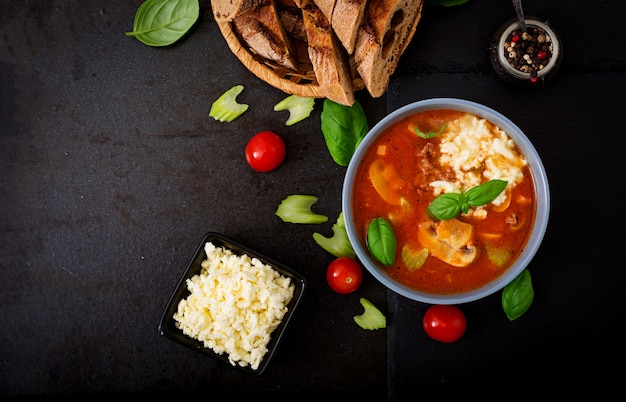 Sopa espesa de tomate con carne picada, champiñones y apio.