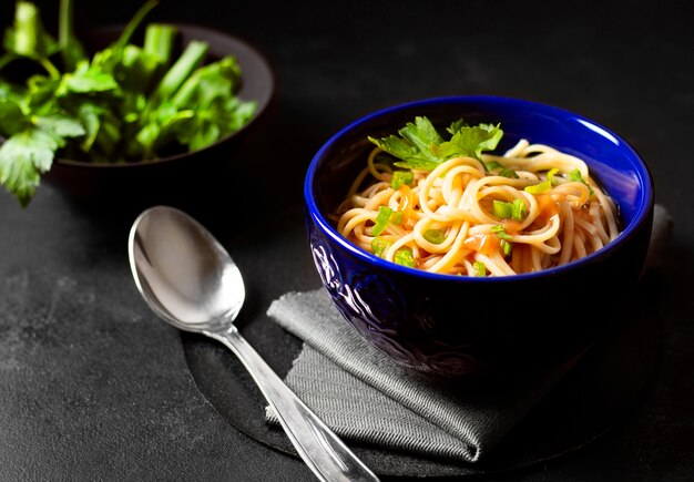 Sopa de fideos de alta vista para comidas de invierno y perejil