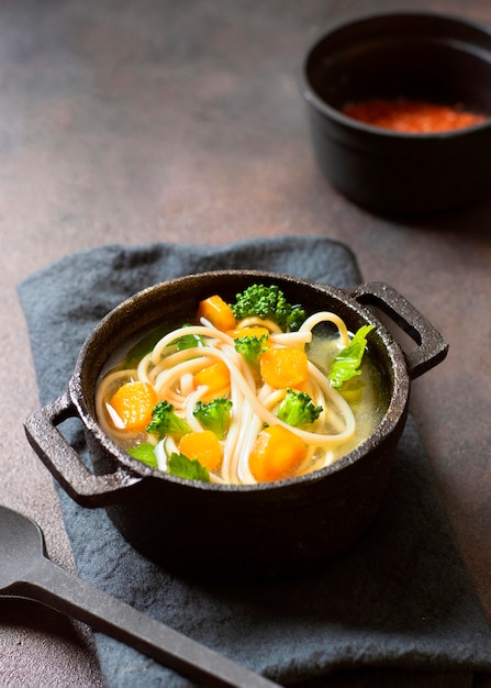 Sopa de fideos de alta vista para comidas de invierno