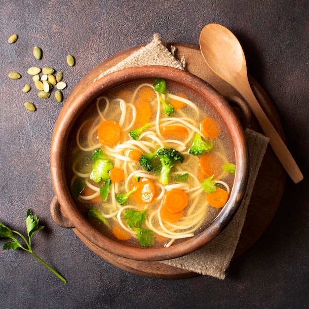 Foto gratuita sopa de fideos para comidas de invierno y semillas.