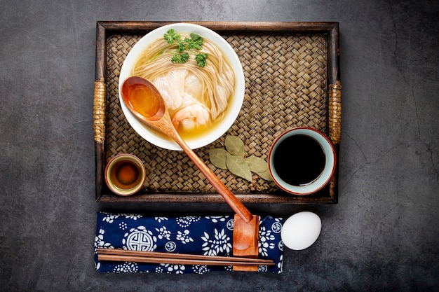 Foto gratuita sopa de fideos en una mesa de madera