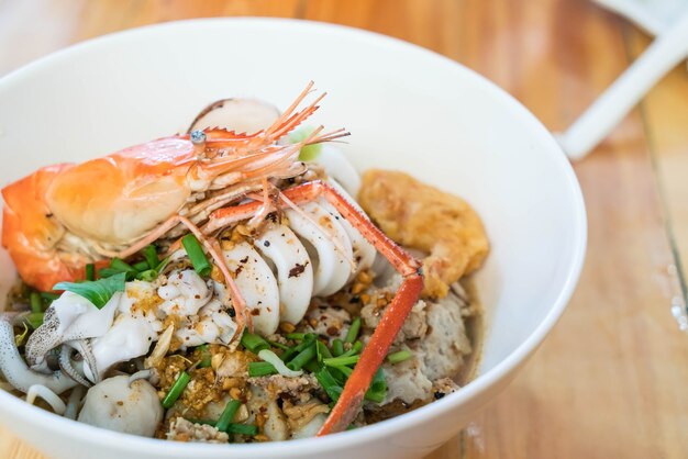 Sopa de fideos picante de mariscos asiáticos