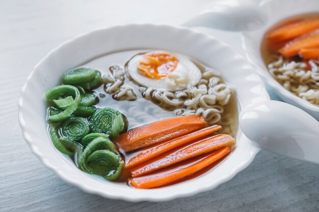 Sopa de fideos de primer plano