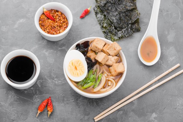 Sopa de fideos ramen asiáticos con carne