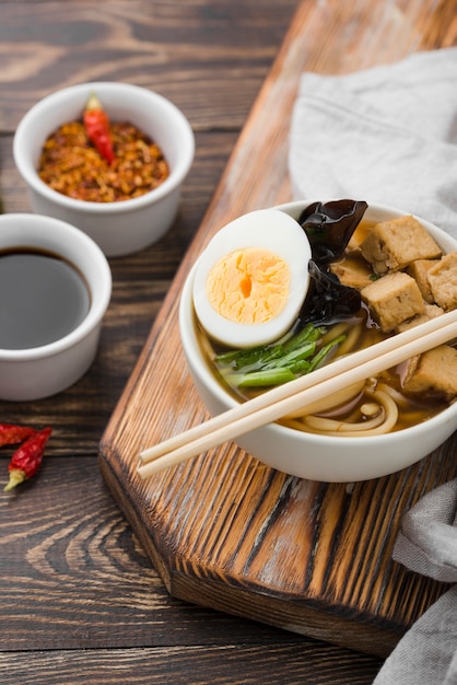 Sopa de fideos ramen asiáticos en tabla de cortar