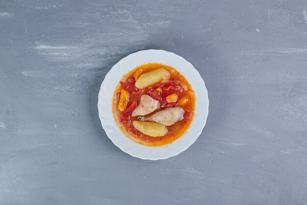 Sopa de filete de pollo en salsa de tomate.