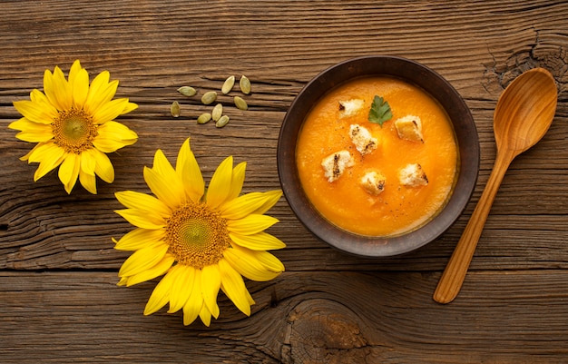 Sopa y flores de comida de otoño