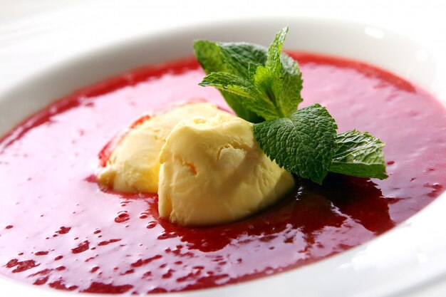 Sopa de fresas con helado natural y menta