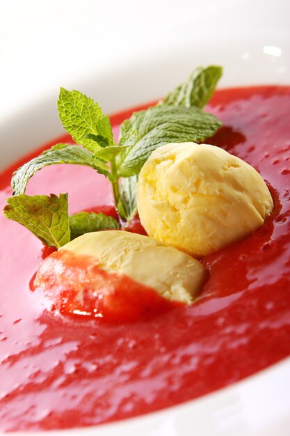 Sopa de fresas con helado natural y menta